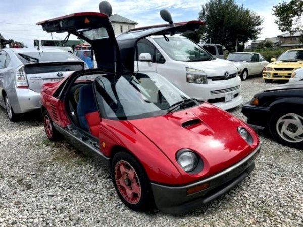 Този миниатюрен спортен автомобил е извънземен феномен за всеки, който не е играл нито едно от продълженията на Gran Turismo. Оригиналният продукт е създаден през 1992 г. от Suzuki и се продава от Mazda под марката Autozam.

Турбо двигател с „детски“ обем от 657 куб. см с мощност 64 к.с. и с въртящ момент от 85 Нм е разположен в средата ускорява 720-килограмовата кола до 100 км/ч за десет секунди.